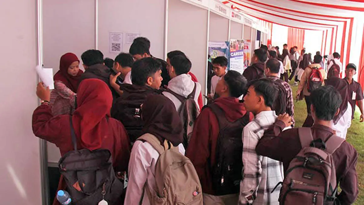 PENCAKER: Para pencari kerja di wilayah Kabupaten Pasuruan saat antre untuk melamar pekerjaan dalam job fair beberapa waktu lalu. (Dokumen Radar Bromo)