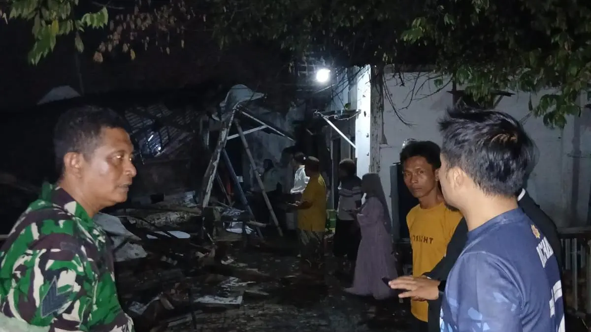 AMBRUK: Kondisi rumah kontrakan yang ambruk. Dugaan kuat, kondisi itu dipicu, bangunan yang sudah lapuk, lantaran usia. (Polres Pasuruan Kota for Jawa Pos Radar Bromo)