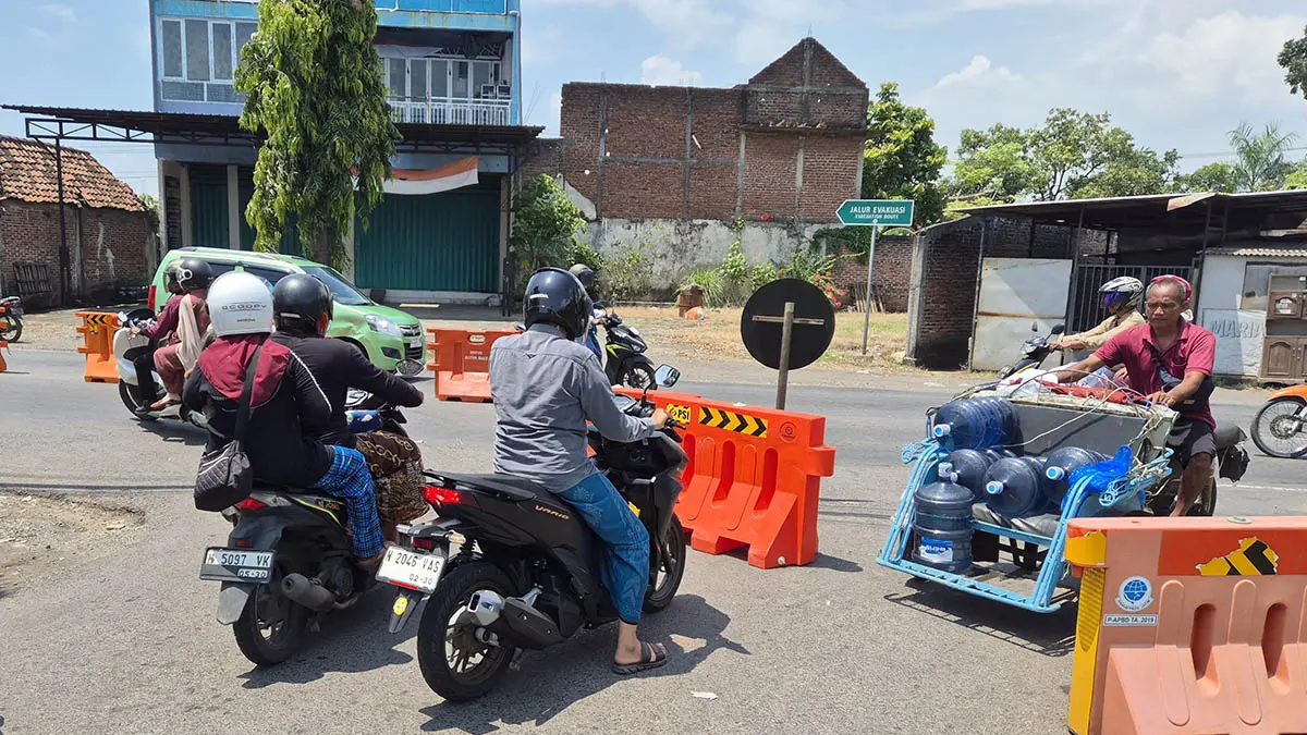 BATASI AKSES: Penutupan Jalan Majapahit di sisi timur. Roda empat dari arah timur tidak boleh lewat jalan ini (foto: Fahrizal Firmani/Jawa Pos Radar Bromo)