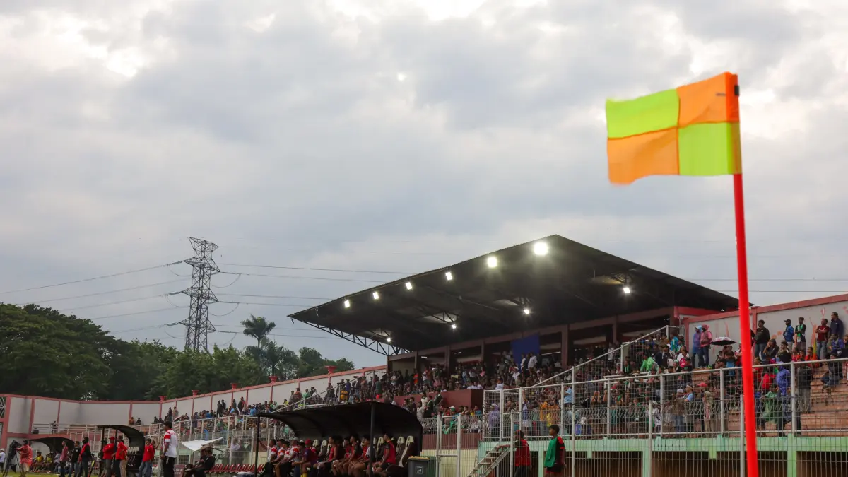BUTUH SENTUHAN: Stadion R Soedrasono Pogar yang kerap menjadi venue penting dalam laga sepakbola di Kabupaten Pasuruan. Tahun ini, stadion tersebut bakal direhab besar-besaran. (M zubaidillah/jawa pos radar bromo)