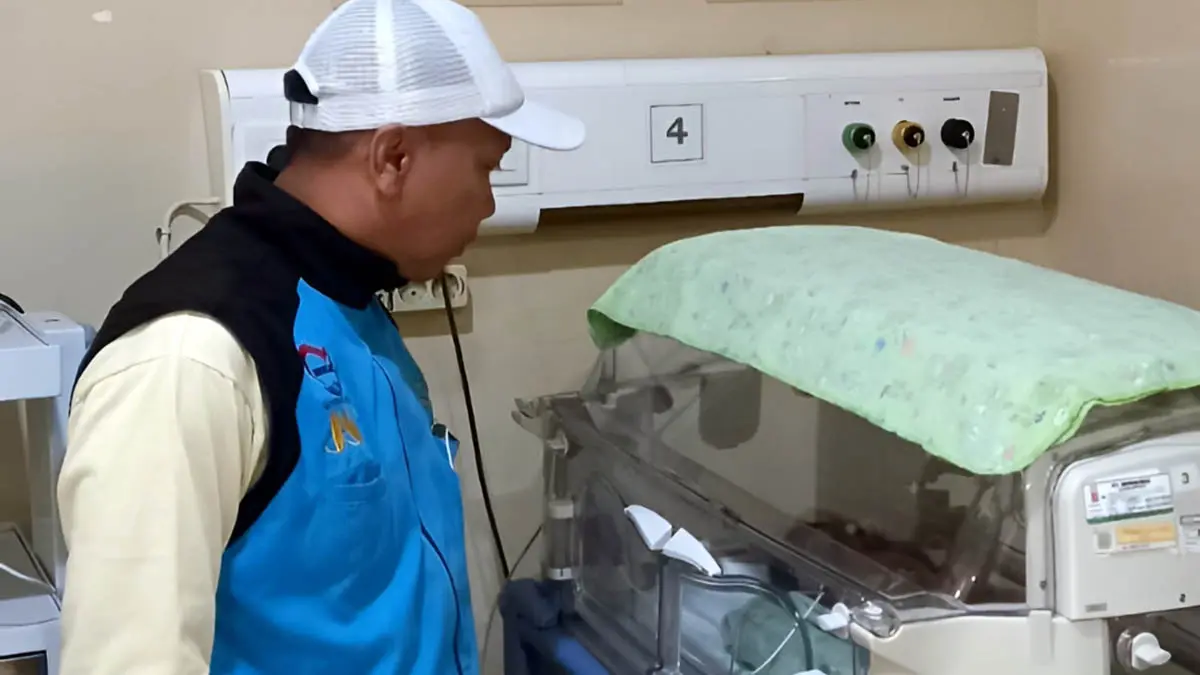 DIRAWAT: Bayi yang ditemukan di Kelurahan Kiduldalem, Kecamatan Bangil, masih menjalani perawatan intensif. Tampak Koordinator PSM Kabupaten Pasuruan, Syaroni, mengecek kondisi kesehatan bayi malang tersebut. (PSM Kabupaten Pasuruan for Radar Bromo)