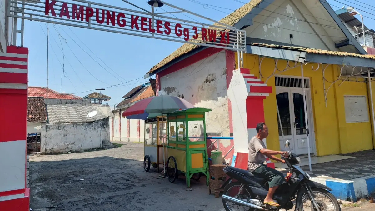 GERBANG: Gapura Jalan Gang Keles III, menjadi pintu Masuk Kampung Gang Keles. (arif mashudi for jawa pos radar bromo) 