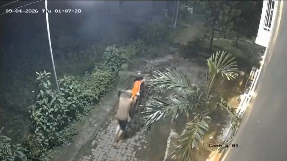 GONDOL: Aksi terduga pelaku terekam CCTV. Aksi pencurian motor itu, membuat warga resah. (screenshoot)