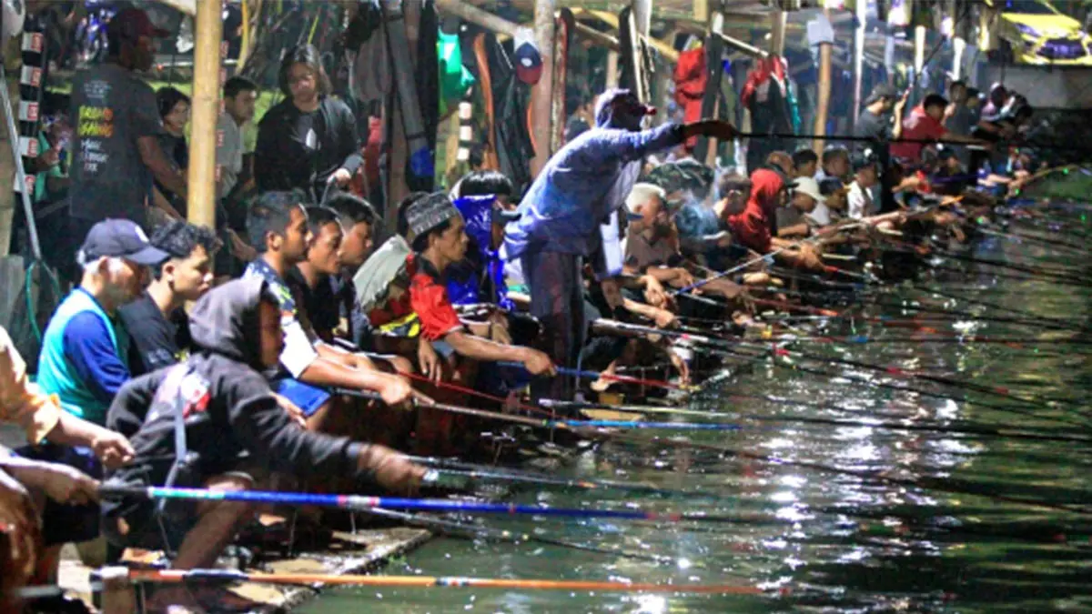 KUNCI UTAMA: Seorang pemancing menggunakan joran saat hendak memancing di kolam.&nbsp; (Foto Mokhamad Zubaidillah/Radar Bromo)