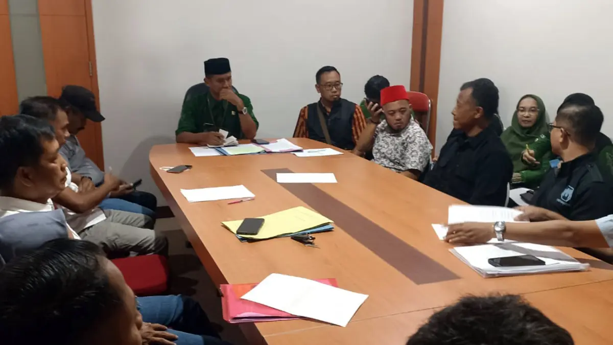 MEDIASI: Disperin Naker Kota Probolinggo memediasi eks karyawan PT One World Garment Manufacturing yang diberhentikan manajemen perusahaan, Kamis (9/4).