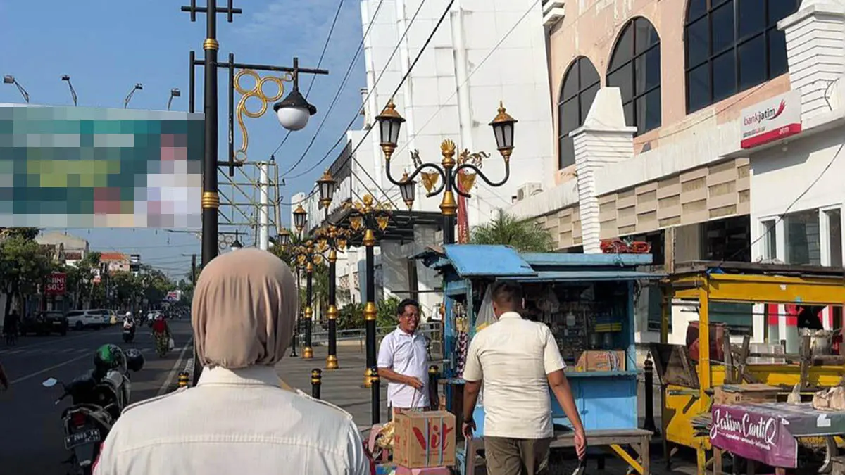 PENERTIBAN: Petugas Satpol PP Kota Pasuruan saat patroli di depan area Mal Poncol. Mereka mendapati masih ada pedagang yang melanggar. (Satpol PP Kota Pasuruan for Radar Bromo)