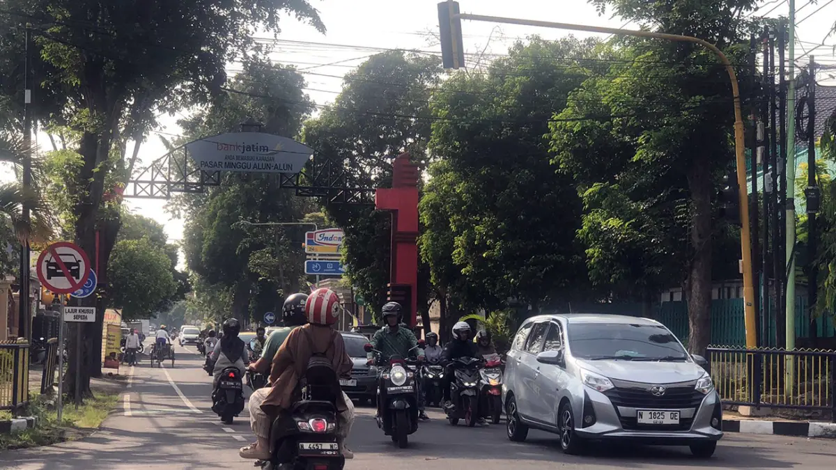 SATU ARAH: Sejumlah kendaraan di Jalan A. Yani melintas ke arah timur di simpang empat KAM, Jumat (10/4). Ruas jalan ini berlaku sistem satu arah. (Inneke Agustin/ Radar Bromo)