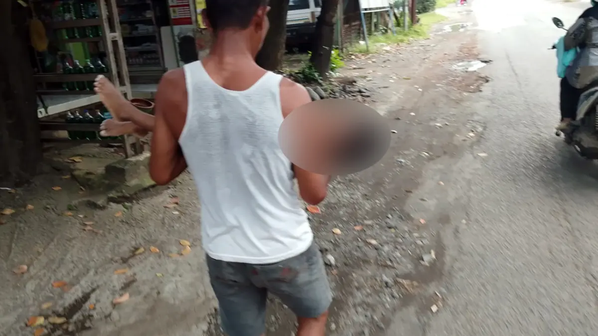 : Seorang warga membawa jasad AF, 4. Korban ditemukan meninggal setelah mandi disungai dan tenggelam, kemarin (11/4).