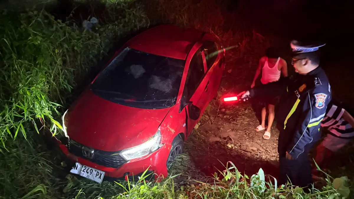 TERLEMPAR: Honda Brio nopol N 1249 PX yang terlempar ke luar jalan. Beruntung, pengemudi dan penumpang mobil tersebut, selamat. (Kasat PJR Ditlantas Polda Jatim for Jawa Pos Radar Bromo)