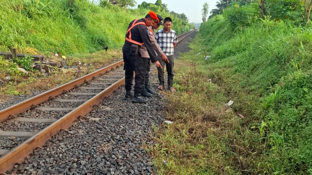 TINJAU LOKASI: Anggota Polsek Sukorejo dan polsuska saat meninjau lokasi korban terserempet KA tangki. 
