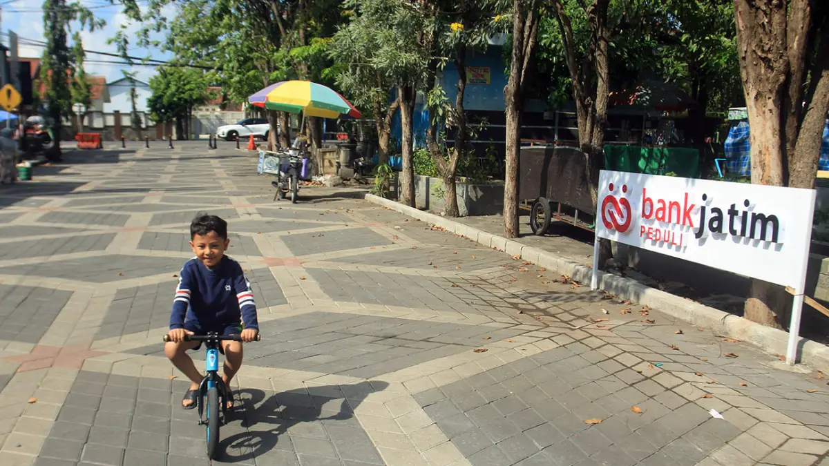 BANK JATIM PEDULI: Bank Jatim telah merampungkan pembangunan jalan paving dan pedestrian di sisi timur Alun-Alun Kota Kraksaan.