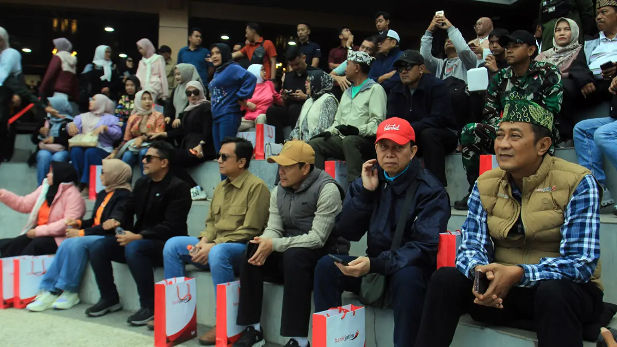 BERSAMA: Direktur Keuangan, Treasury & Global Services Bank Jatim RM Wahyukusumo Wisnubroto (kanan) menikmati tarian dan musik dalam Pagelaran Bromo Sunset.