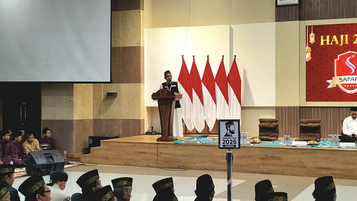 BIMBINGAN : Pembimbing KBIHU Safara Qolby Mahbub Junaidi memberikan bimbingan Walimatus Safar Jamaah Haji 2026. (Foto: Achmad Arianto/Jawa Pos Radar Bromo)