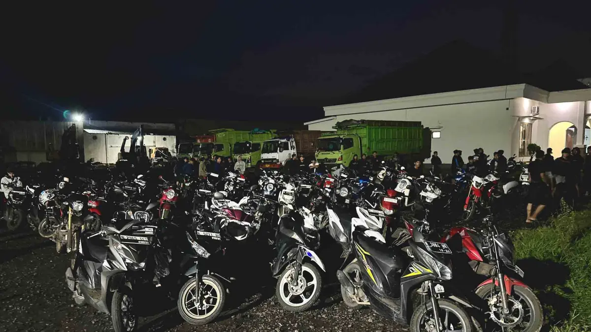 DIAMANKAN: Puluhan motor diamankan Polres Probolinggo, dalam aksi balap liar di Jalur Pantura, Desa Tamansari, Kecamatan Dringu. (POLRES PROBOLINGGO FOR JAWA POS RADAR BROMO)