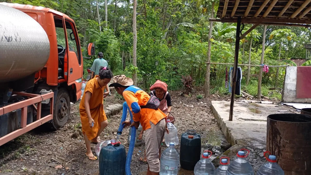 PENDISTRIBUSIAN: BPBD Kabupaten Probolinggo mendistribusikan air bersih ke Desa Sawahan, Kecamatan Tiris, Kabupaten Probolinggo, Sabtu (11/4). (BPBD KABUPATEN PROBOLINGGO FOR JAWA POS RADAR BROMO)