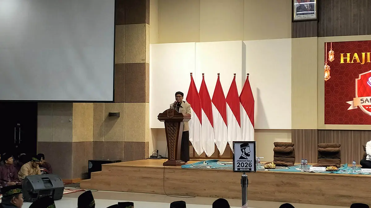 PENGARAHAN : Direktur KBIHU Safara Qolby H. Syaiful Bahri memberikan pengarahan Walimatus Safar Jamaah Haji 2026. (Foto: Achmad Arianto/Jawa Pos Radar Bromo)