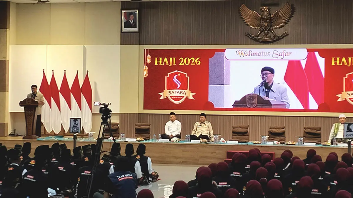 PENGARAHAN : Direktur KBIHU Safara Qolby H. Syaiful Bahri memberikan pengarahan Walimatus Safar Jamaah Haji 2026. (Foto: Achmad Arianto/Jawa Pos Radar Bromo)
