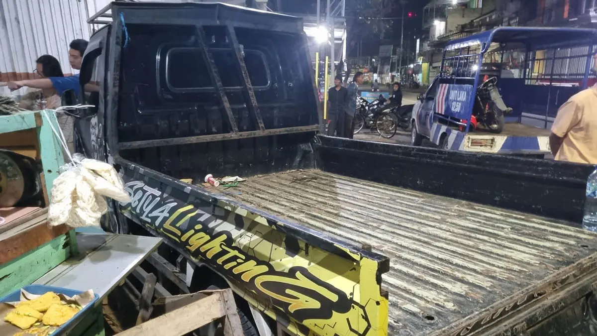 SEBELUM DIEVAKUASI: Pikap yang menabrak sejumlah kendaraan dan warung kopi di Gondang Wetan, Sabtu (11/4) malam. (Foto: Polres Pasuruan Kota for Jawa Pos Radar Bromo)
