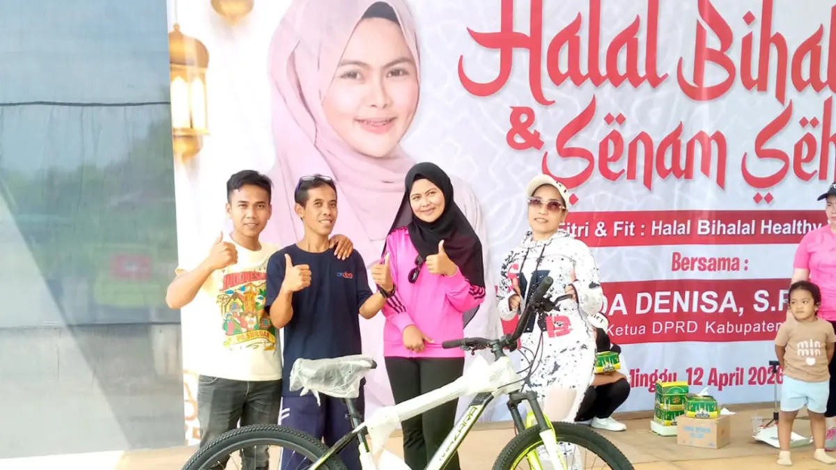 SILATURAHMI: Wakil Ketua 1 DPRD Kabupaten Pasuruan, Adinda Denisa (kaus pink) menyerahkan hadiah MTB dalam acara halal bihal bersama warga, Minggu (12/4). (Untoro Ariyadi/ Radar Bromo)