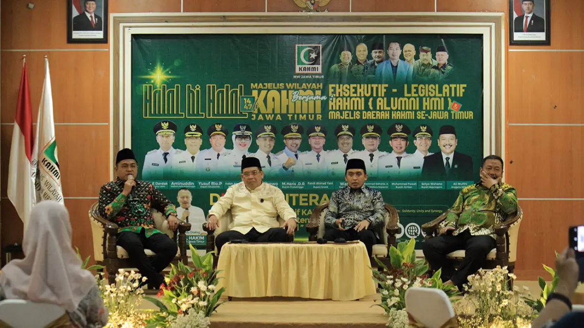 KAHMI: Wali Kota Probolinggo Dokter Aminuddin (dua dari kiri), Wali Kota Pasuruan Adi Wibowo (dua dari kanan) dan Anggota DPR RI Ali Mufti dalam dialog interaktif yang digelar bersamaan dengan Halal Bihalal KAHMI Jatim di Kota Probolinggo, Minggu (12/4). (Istimewa)