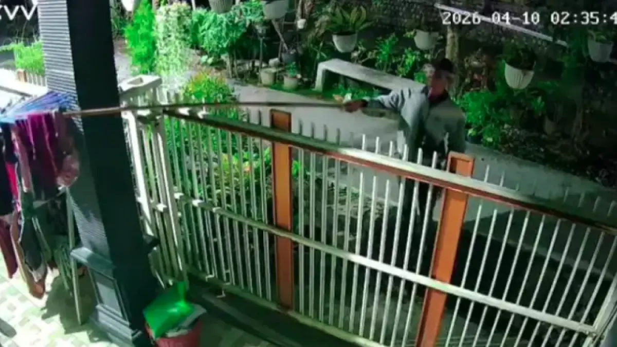 Aksi Pria Diduga Mengambil Pakaian Dalam Milik Warga saat Dijemur