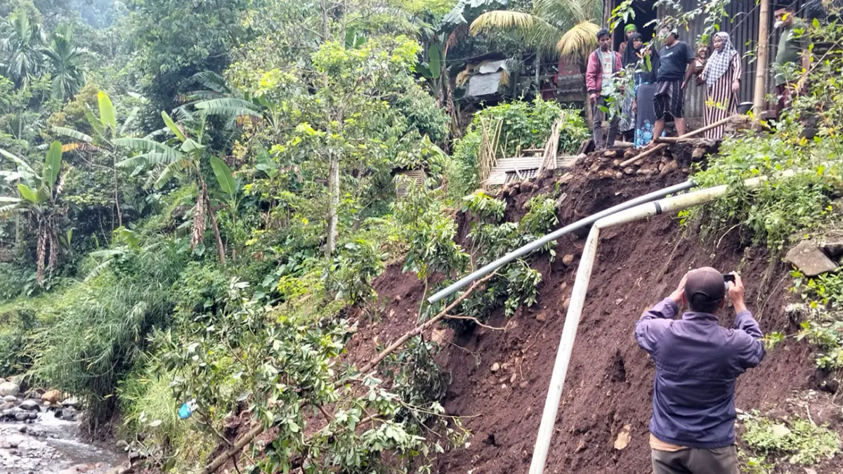 AMBRUK: Dapur rumah Kholik, warga Desa Plaosan, Kecamatan Krucil, Kabupaten Probolinggo, rusak tergerus longsor. (BPBD for Radar Bromo)