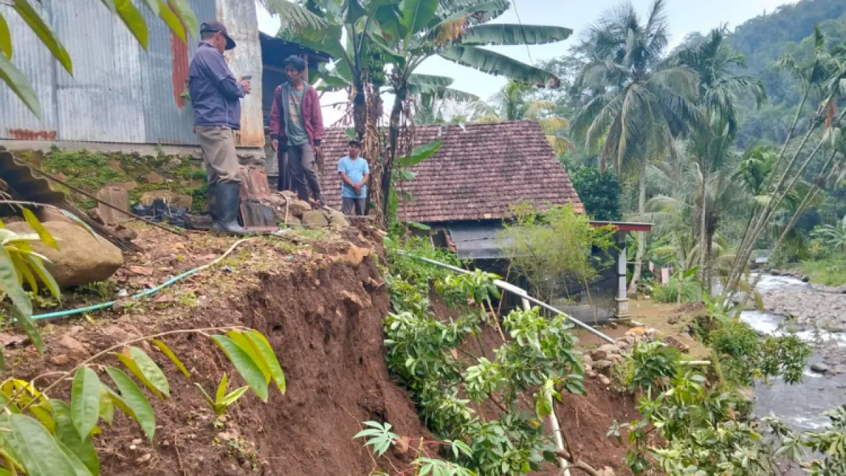 AMBRUK: Dapur rumah Kholik, warga Desa Plaosan, Kecamatan Krucil, Kabupaten Probolinggo, rusak tergerus longsor. (BPBD Kabupaten Probolinggo for Jawa Pos Radar Bromo)
