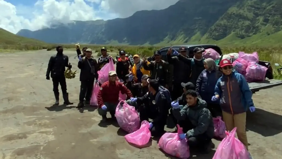 BERSIHKAN: terlihat para relawan yang mengumpulkan sampah di Desa Kalibuntu, Kecamatan Kraksaan, Sabtu (11/4).