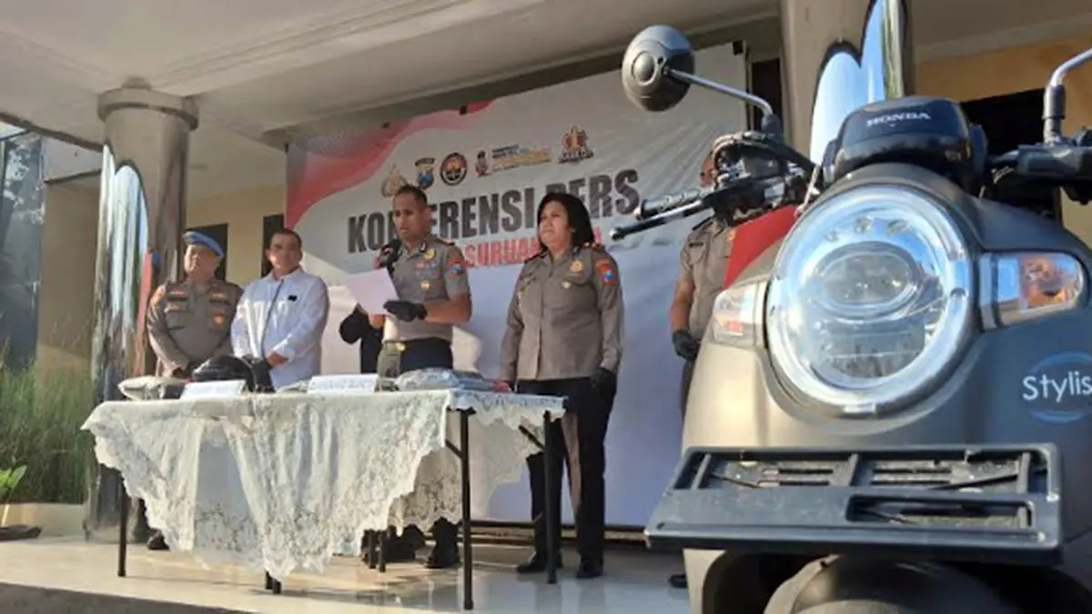 DIBONGKAR: Kapolres Pasuruan Kota AKBP Titus Yudho Uly bersama Wakapolres Pasuruan Kota Kompol Yokhbet saat memberikan keterangan atas pengungkapan kasus curanmor. (Fuad Alyzen/Radar Bromo)
