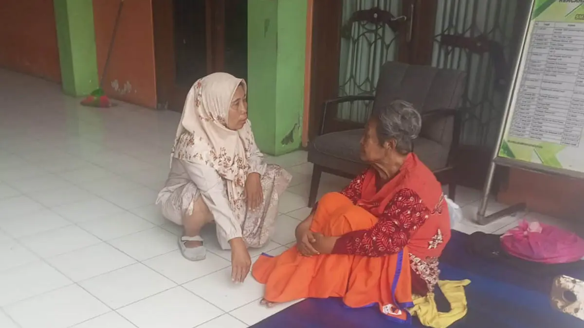 DITANGANI: Orang terlantar yang sudah diamankan di shelter milik Dinas Sosial. &nbsp;(Foto: Dinsos Kota Pasuruan for Jawa Pos Radar Bromo)