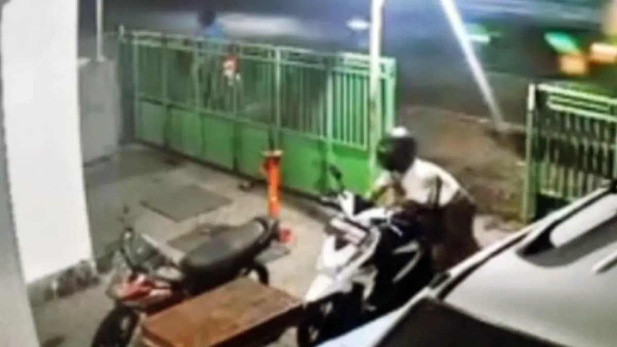 GAGAL: AKsi pencuri yang berupaya membawa kabur motor Honda Beat yang diparkir di halaman rumah warga Tongas Wetan, Probolinggo. 