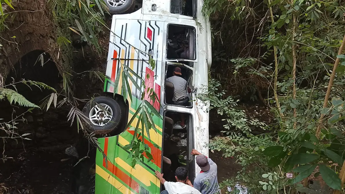 GAGAL NANJAK: MPU Isuzu Elf nopol W 7230 UP nyemplung ke sungai (13/4), setelah gagal menanjak di jalan kampung yang ada di Dusun Penjalinan, Desa Jatisari, Purwodadi, Kabupaten Pasuruan. 