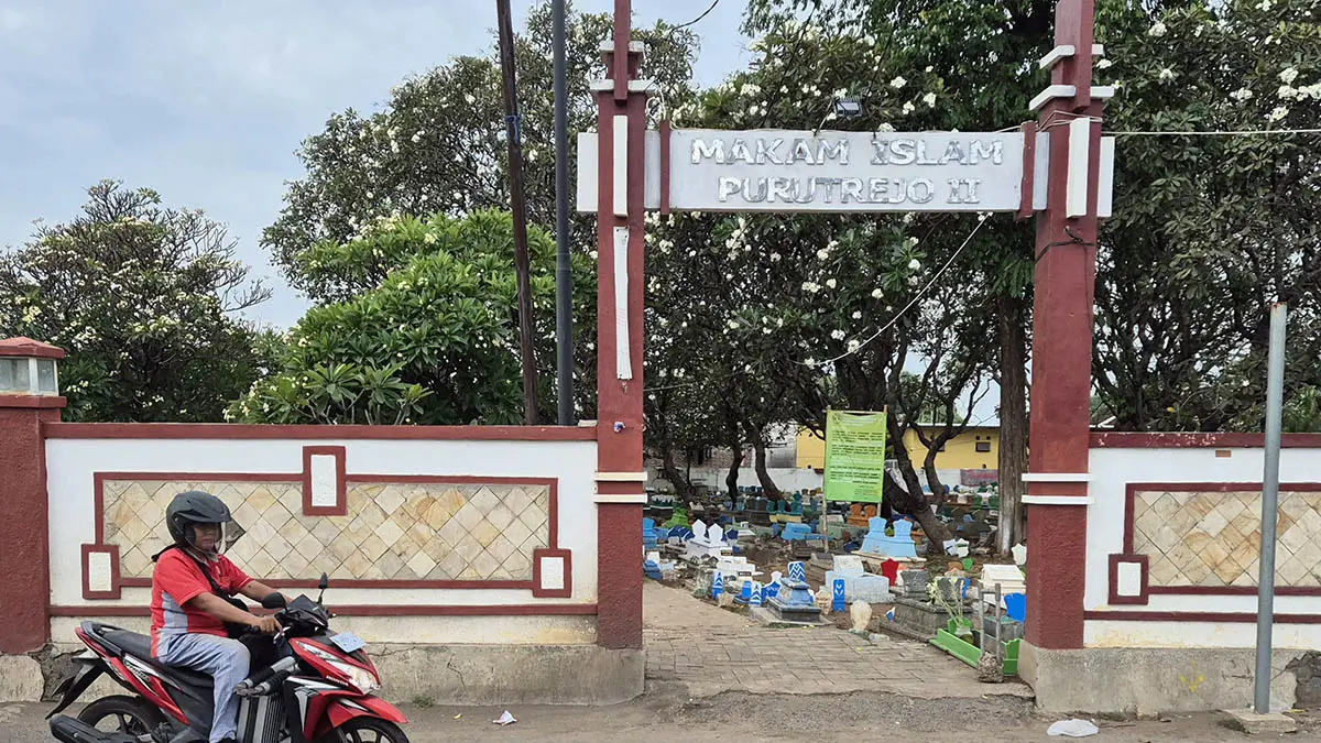 LEBIHO KAPASITAS: Pengendara melintas di depan TPU Purutrejo II di Kecamatan Purworejo. (Foto: Fahrizal Firmani/Jawa Pos Radar Bromo)