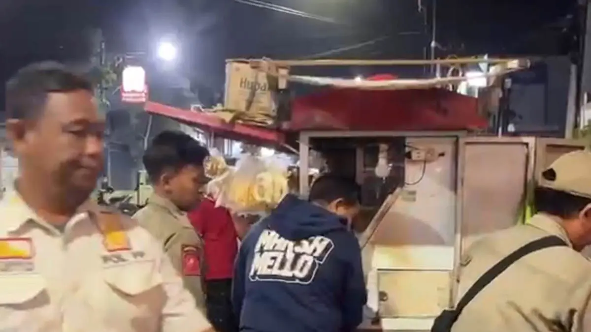 LOKASI DILARANG: Personel Satpol PP melakukan penertiban PKL yang berjualan di depan Mal Pelayanan Publik, Minggu (11/4) malam. (Foto: Satpol PP Kota Pasuruan for Jawa Pos Radar Bromo)