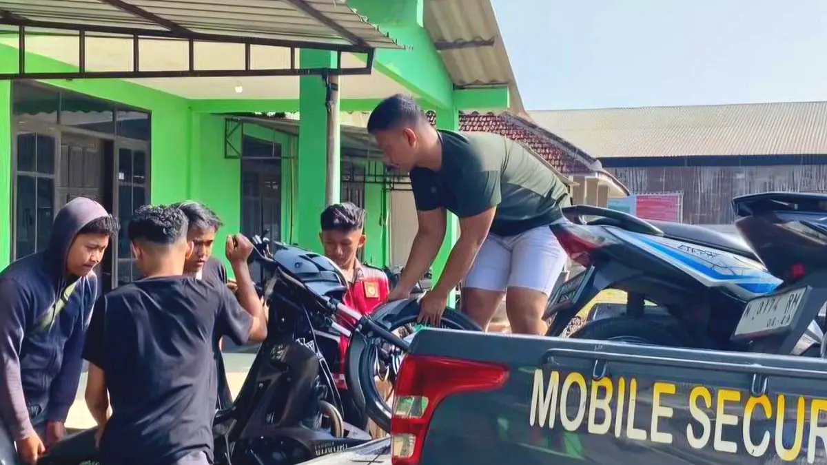 MERESAHKAN: Personel Polres Probolinggo mengamankan motor yang digunakan balap liar di jalan pantura Desa Tamansari, Kecamatan Dringu. (Foto : Polres Probolinggo For Jawa Pos Radar Bromo)