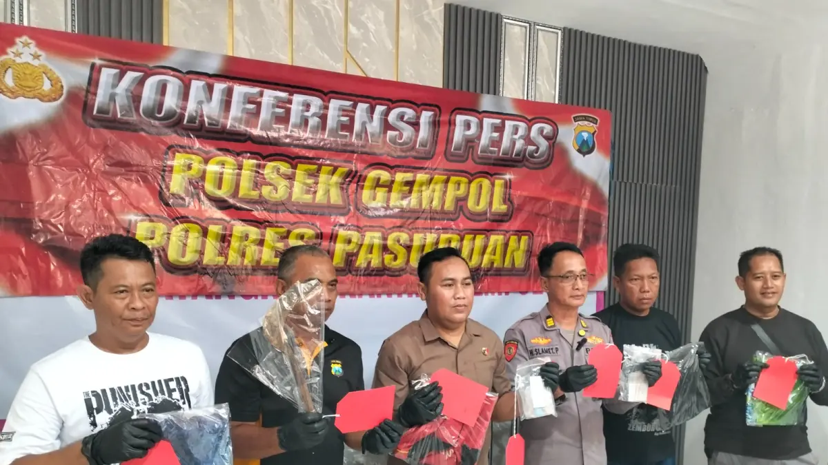BEBERKAN: Petugas kepolisian saat pamer hasil ungkap kasus pencurian rumah tetangga saat tengah mudik. (Rizal Fahmi Syatori/Jawa Pos Radar Bromo)