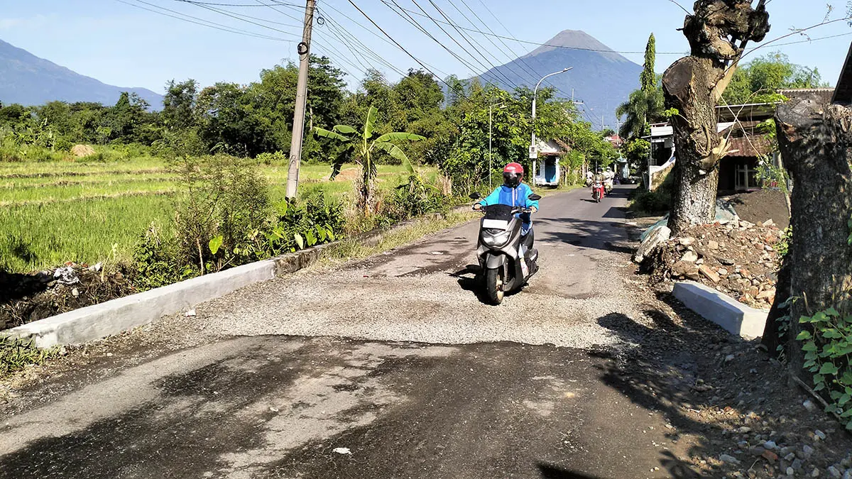 BISA DILEWATI: Pengguna jalan saat melintas di jalan Kepulungan-Randupitu, Kecamatan Gempol, yang sempat ditutup, imbas perbaikan. (Rizal Syatori/Radar Bromo)