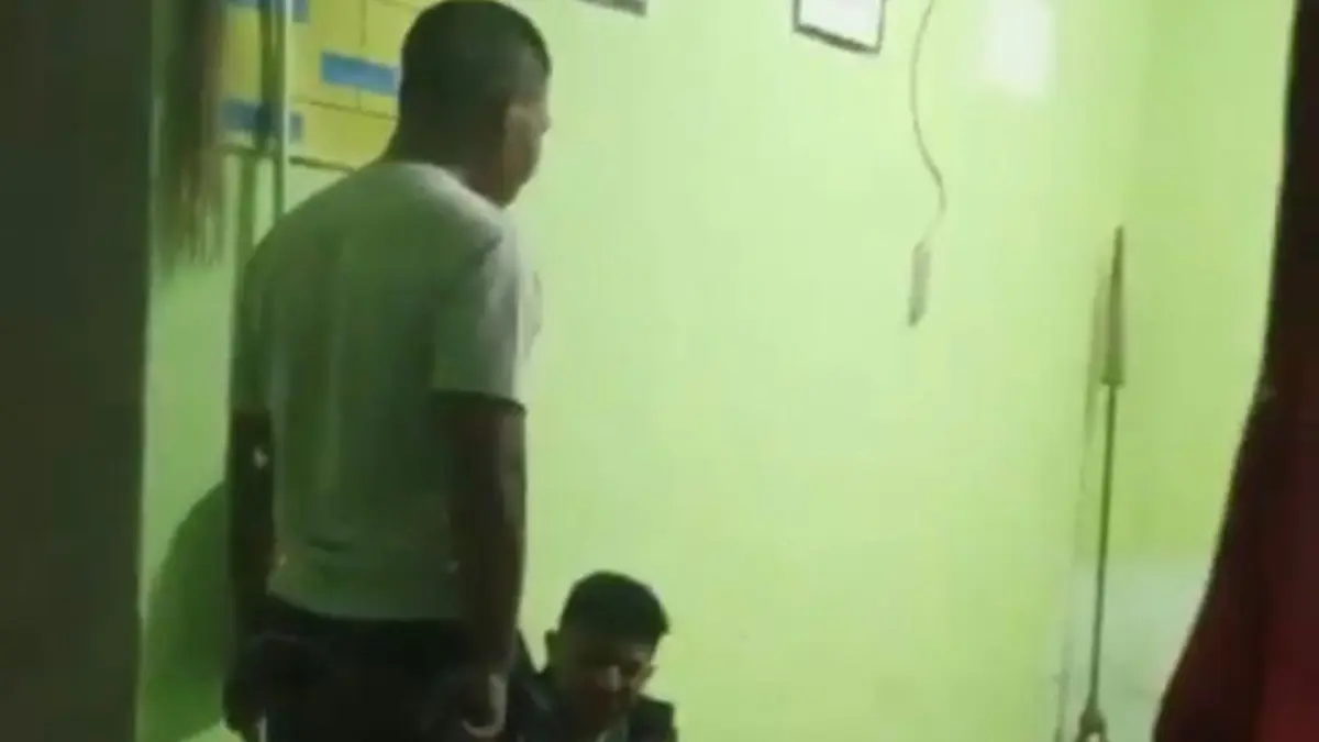 DIAMANKAN: Seorang pria berinisial ASR, warga Kecamatan Kanigaran, diamankan warga Kelurahan Sumbertaman, Kecamatan Wonoasih, Senin (13/4). (ISTIMEWA)