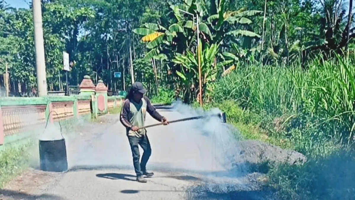 DIBANGUN: Pekerja mengaspal jalan di RT 3/RW 1, Dusun Klompangan sampai RT 5/RW 2, Dusun Krajan. (Pemdes Tulupari For Jawa Pos Radar Bromo)