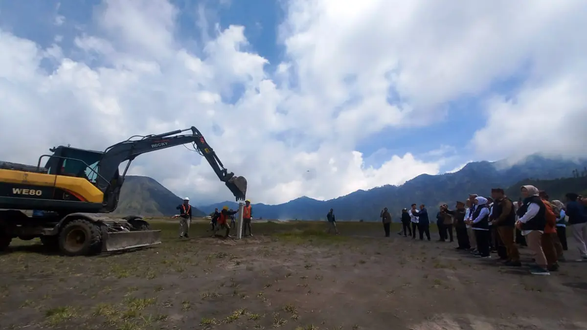 GROUND BREAKING: Gubernur Jawa Timur Khofifah Indar Parawansa bersama stakeholder terkait saat ground breaking JLKT di Cemorolawang, Desa Ngadisari, Sukapura, Kabupaten Probolinggo, Senin (13/4). (Inneke Agustin/ Radar Bromo)