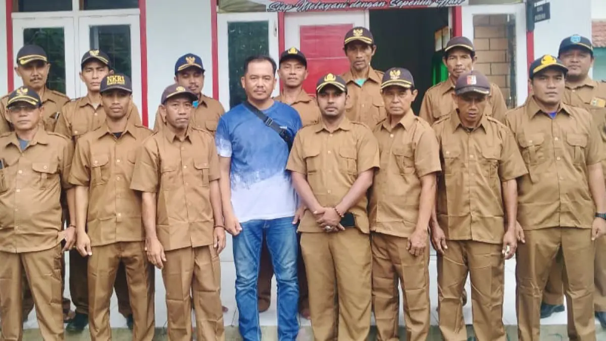 KOMPAK: Kepala Desa Tulupari Zainul Arifin (tengah) berfoto bersama perangkat desa. (Pemdes Tulupari For Jawa Pos Radar Bromo)