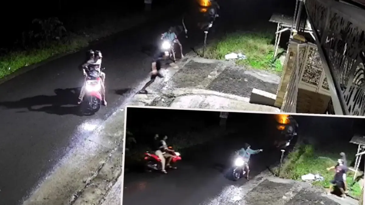 MERESAHKAN: Sejumlah pemuda yang melakukan serangan terhadap pemuda lain yang tengah berteduh. Aksi itu terekam CCTV dan viral di tengah masyarakat. (CCTV)