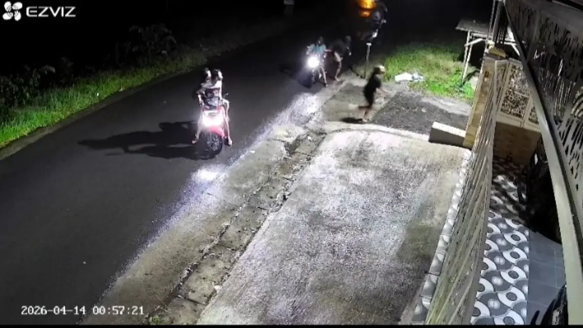 MERESAHKAN: Sejumlah pemuda yang melakukan serangan terhadap pemuda lain yang tengah berteduh. Aksi itu terekam CCTV dan viral di tengah masyarakat. (screenshoot)