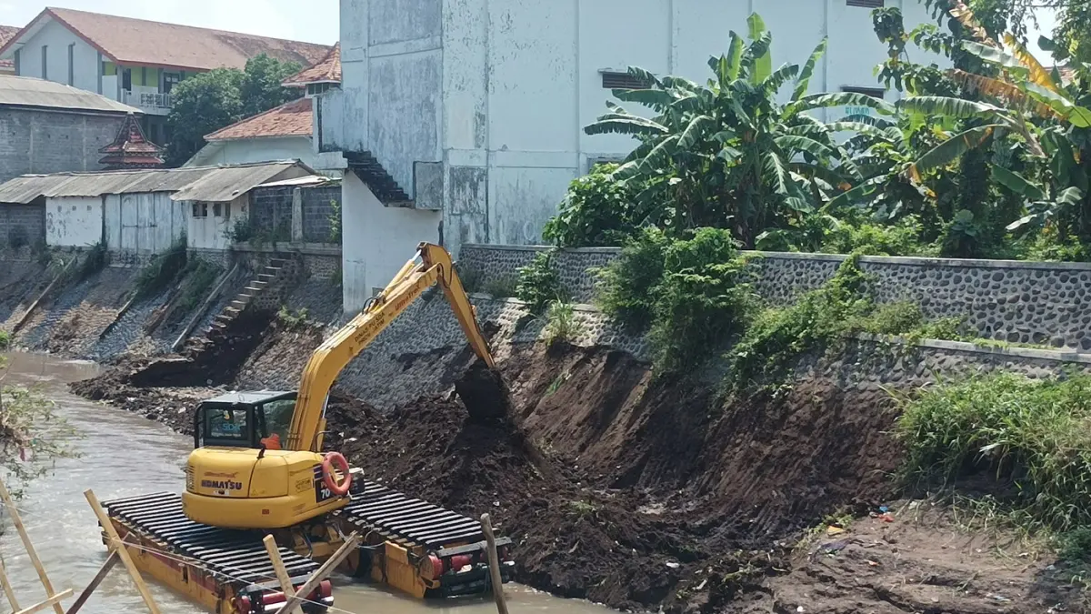 Normalisasi sungai Kertosono dengan menggunakan eskavator amfibi. (Agus Faiz Musleh/ Radar Bromo) 