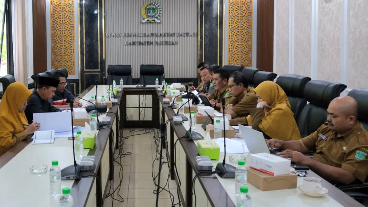 RAKER: Raker Bapemperda DPRD Kabupaten Pasuruan bersama OPD terkait membahas penyesuaian Rancangan Perda Trantibum dan Linmas dengan KUHP baru, Senin (13/4). 