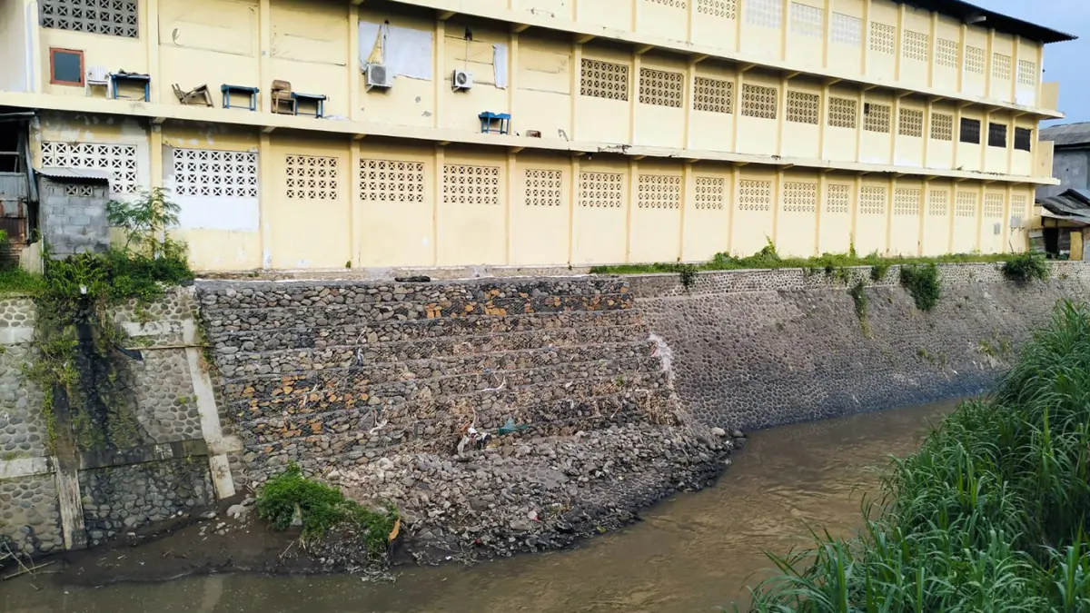 RAMPUNG: terlihat tebing sungai yang dipasang bronjong di belakang Pondok Pesantren Syekh Abdul Qodir Al Jaelani, Desa Rangkang, Kraksaan.