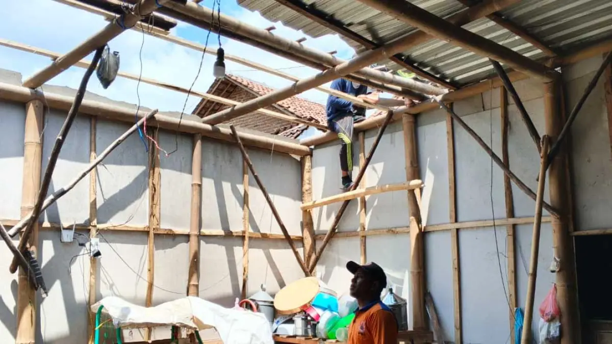 RUSAK: Petugas BPBD Kabupaten Probolinggo melakukan asesmen rumah rusak, Senin (13/4). (BPDB KABUPATEN PROBOLINGGO FOR JAWA POS RADAR BROMO)
