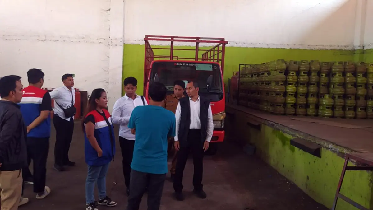 TELAT KIRIM: Sejumlah pegawai DKUP Kota Probolinggo bersama sejumlah pihak mendatangi salah satu SPBE di Kota Probolinggo, untuk melihat langsung ketersediaan elpiji 3 kilogram. (Arif Mashudi/ Radar Bromo)