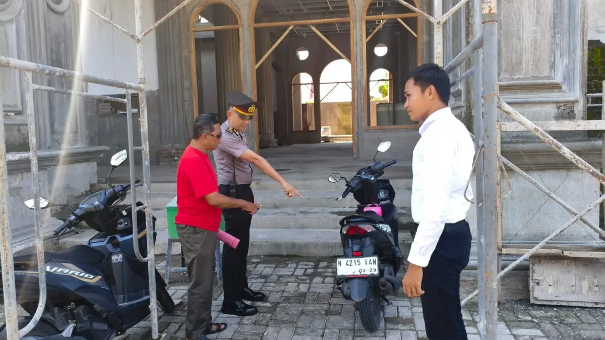 TUNJUKKAN: Petugas kepolisian saat melakukan olah TKP dengan menunjukkan lokasi hilangnya motor korban. (Polres Pasuruan Kota for Jawa Pos Radar Bromo)