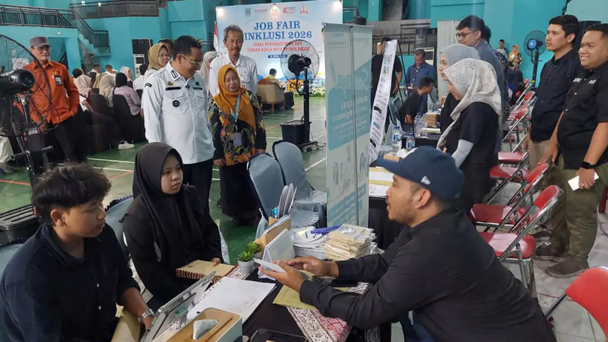 Wali Kota Probolinggo, dr. H. Aminuddin, Sp.OG(K)., M.Kes bersama Wakil Wali Kota, Hj. Ina Dwi Lestari, didampingi Kepala Disperin Naker, Ir. Retno Fadjar Winarti, meninjau proses Job Fair Inklusi 2026 di Gor A. Yani, Rabu (15/4). Job Fair ini membuka 666 lowongan pekerjaan (loker). (Arif Mashudi/ Radar Bromo)
